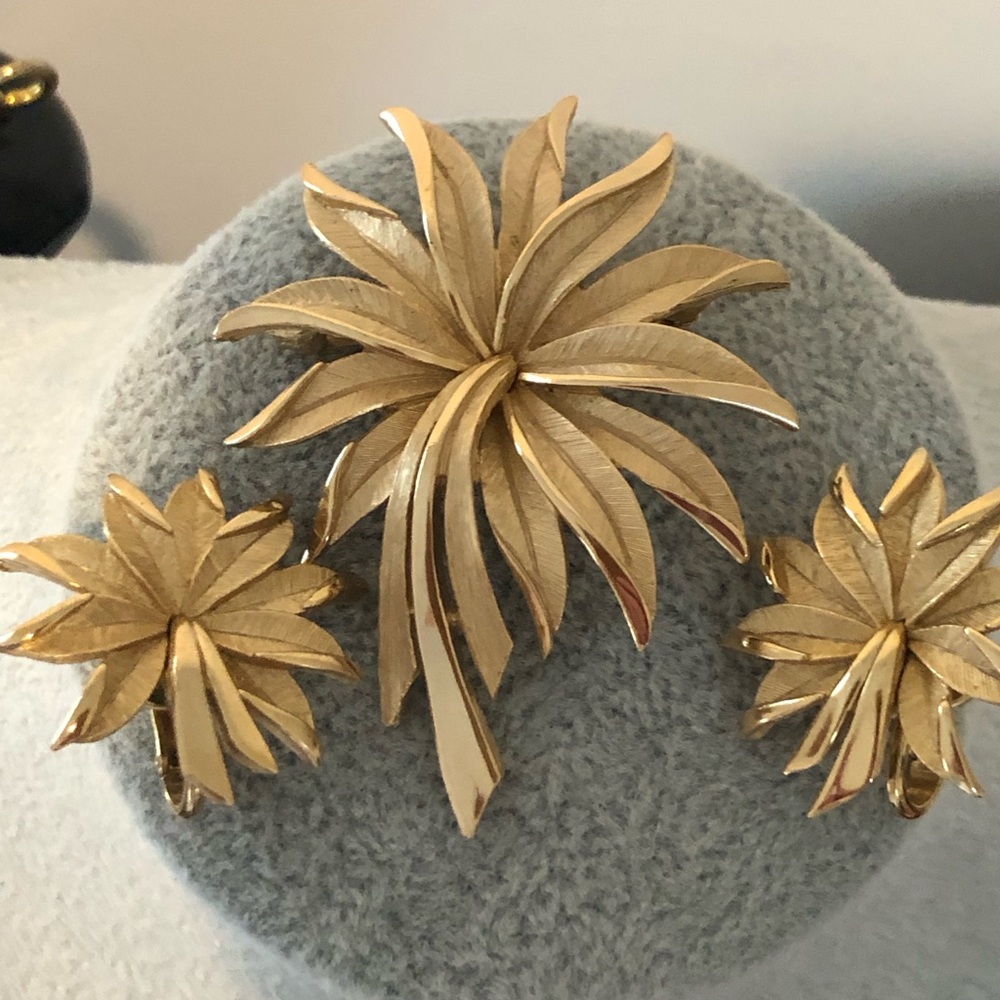 Trifari sunburst/pinwheel brooch and earrings